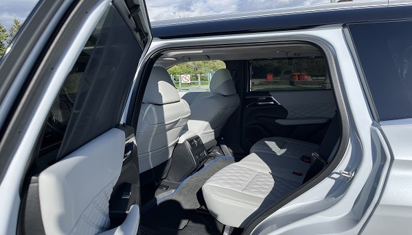 Mitsubishi outlander suv van executive car rental van vancouver 10