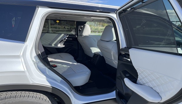 Mitsubishi outlander suv van executive car rental van vancouver 6